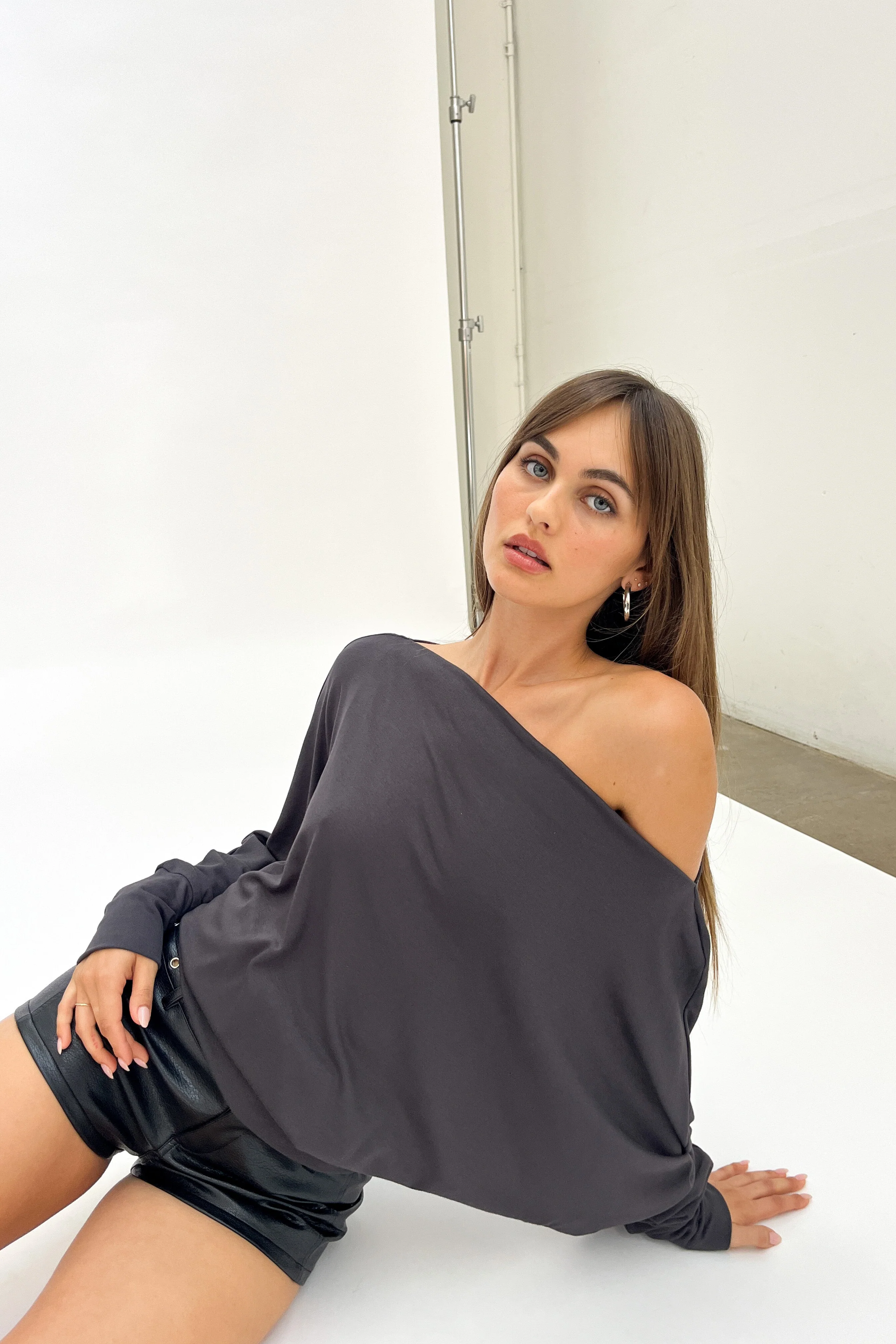Off-Shoulder Jersey Top - guttulla