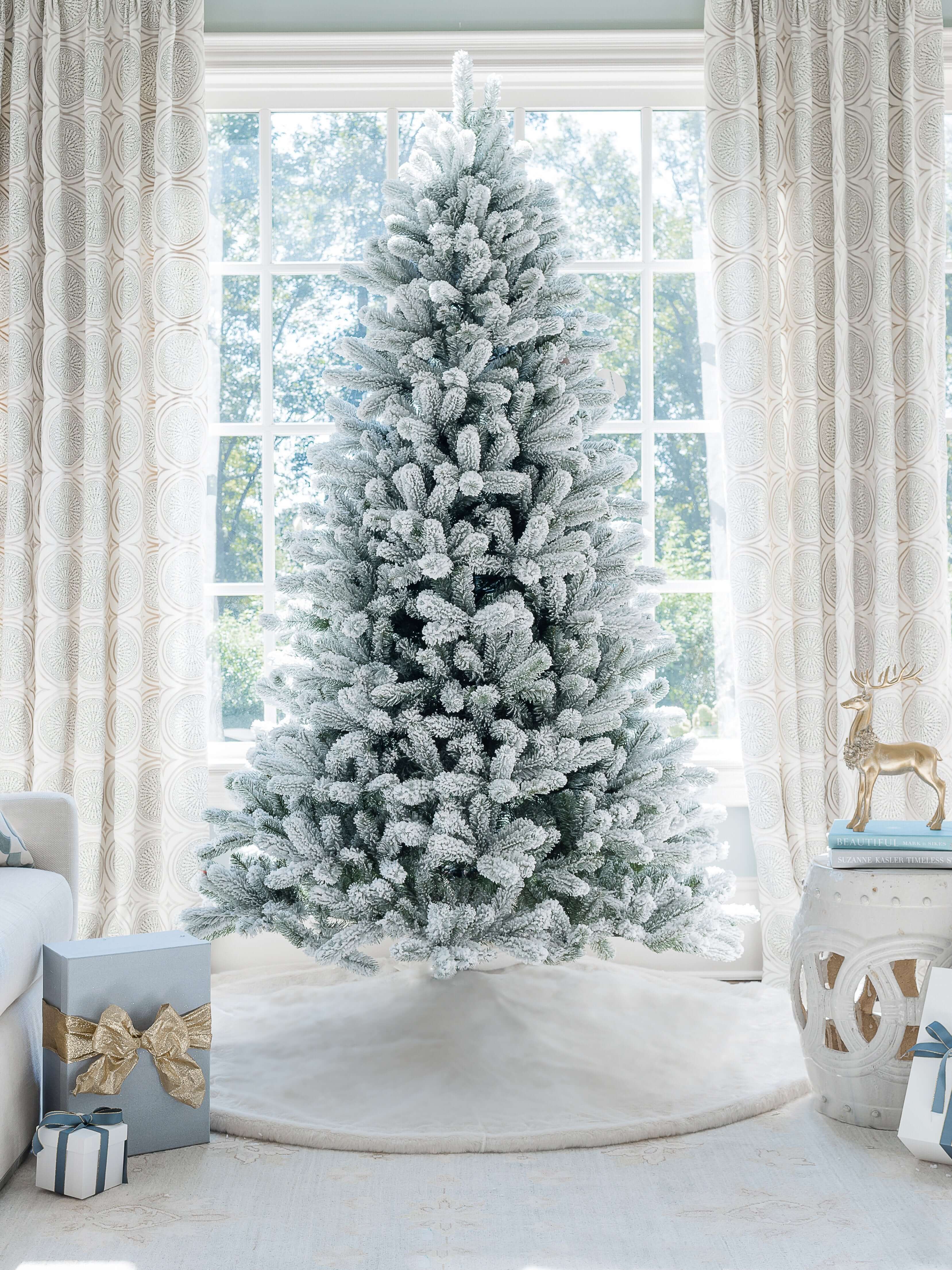 9' King 🎄® Artificial Christmas Tree with 1100 Warm White LED Lights