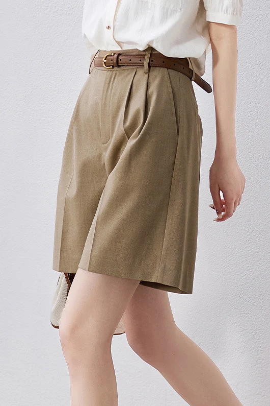 Casual straight-fit shorts suitable for office wear - gazingly