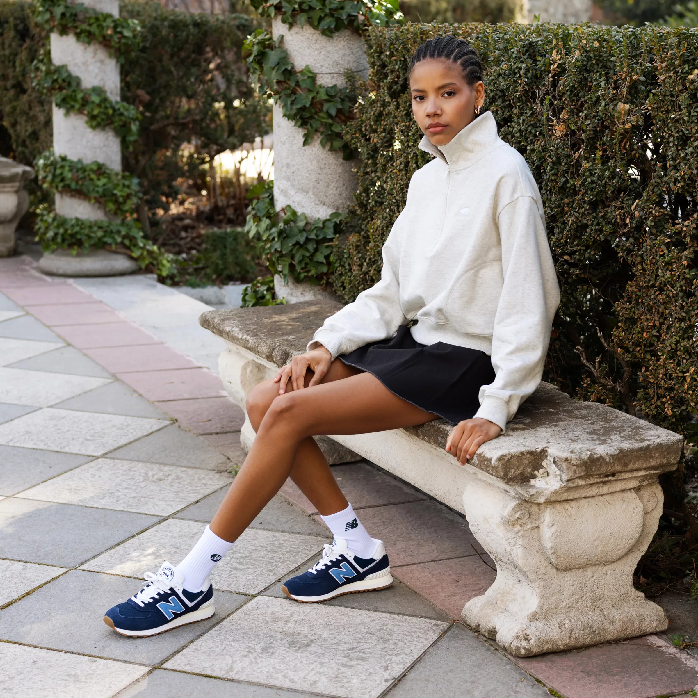 NM574 - Navy with White